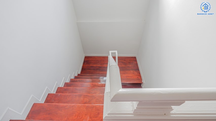 บ้านมือสองตกแต่งใหม่ ม.คุณาลัย ปิ่นเกล้า หลังมุม! เนื้อที่มากถึง 52.1 ตร.ว. ฟังก์ชัน 3 ห้องนอน 1 ห้องแม่บ้าน 4 ห้องน้ำ 2 ที่จอดรถ บ้านสวยตกแต่งพร้อมเข้าอยู่ บนทำเลศักยภาพ ใกล้เซ็นทรัลปิ่นเกล้า, เซ็นทรัลศาลายา, ม.มหิดล และทางด่วน "กาญจนาภิเษก"